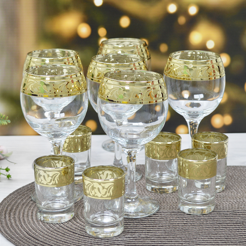 Оригинальные бокалы для шампанского, декорированные в цвет свадьбы